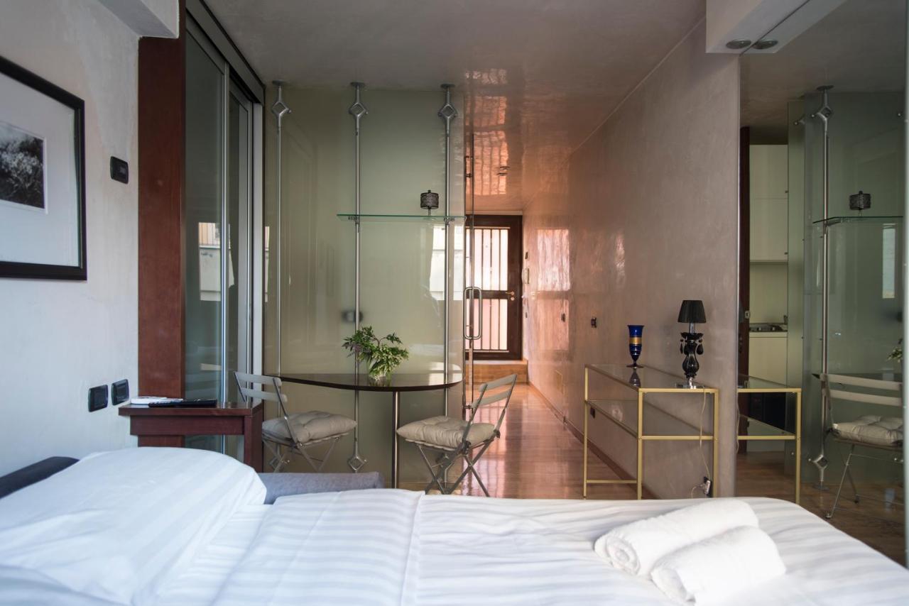 Youhosty - Duomo Studio Apartment Милано Екстериор снимка