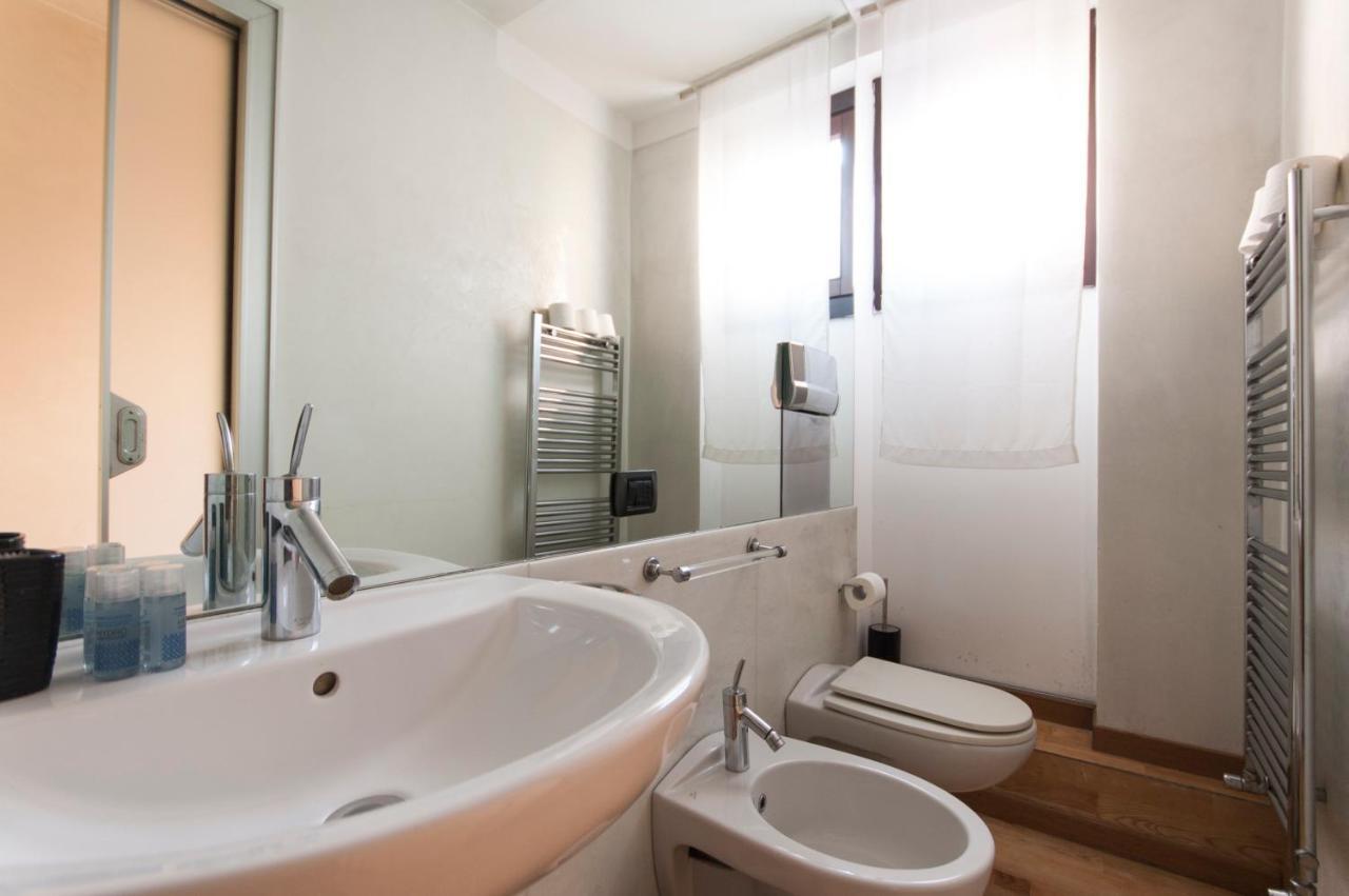 Youhosty - Duomo Studio Apartment Милано Екстериор снимка